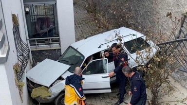 Elazığ'da Kontrolden Çıkan Araç Boş Alana Düştü